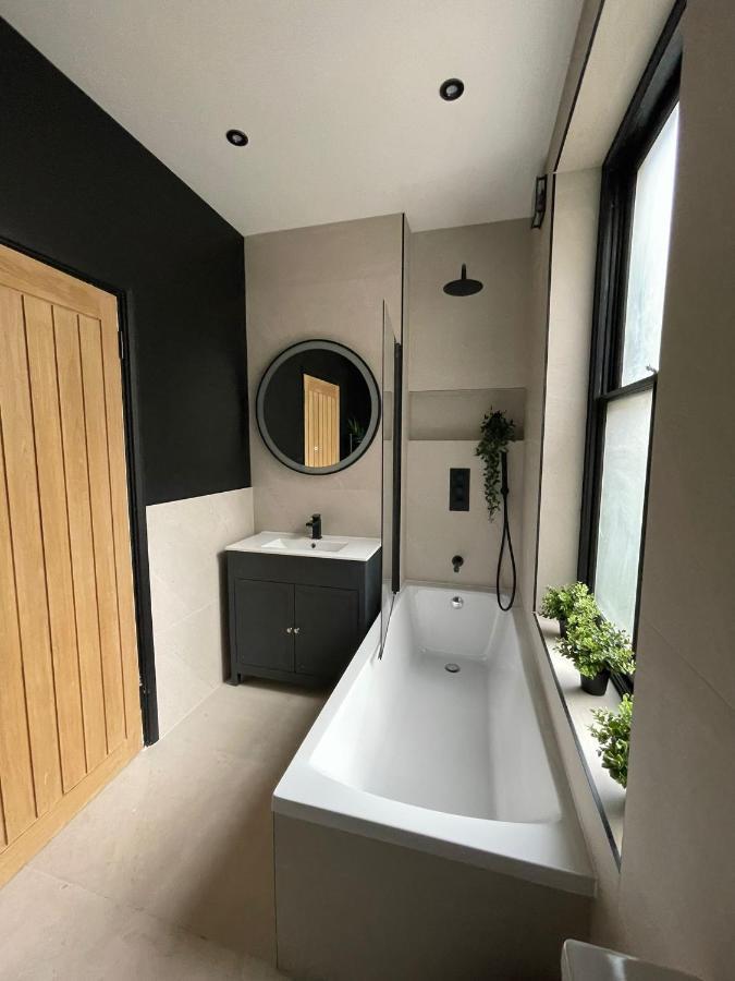Luxury 2 Bed 1 Bath In By Graceful Apartamento